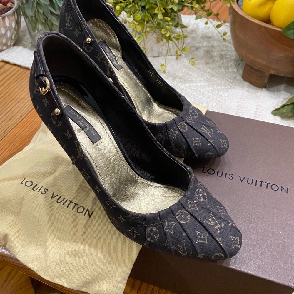 AUTHENTIC Louis Vuitton Monogram Mini Lin Women
Canvas Pumps with gold buckle.